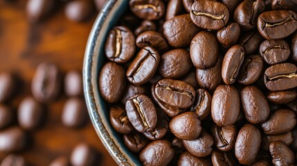 Naklejka premium A close-up of roasted coffee beans in a bowl, highlighting their rich texture and color.