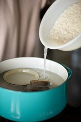 陶器の茶碗の目止めをしているところ