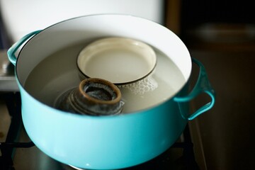 陶器の茶碗の目止めをしているところ