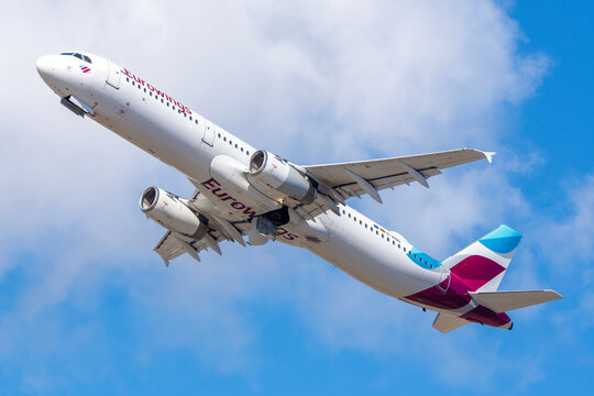 Avi&oacute;n de l&iacute;nea Airbus A321 de la aerol&iacute;nea alemana Eurowings despeganado. Aeropuerto de Gran Canaria, Gando.