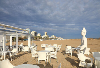playa de gandía con chiringuito y budas blancos en la arena 4M0A7040-as25