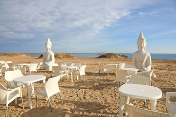 Naklejka premium playa de gandía con chiringuito y budas blancos en la arena 4M0A7068-as25