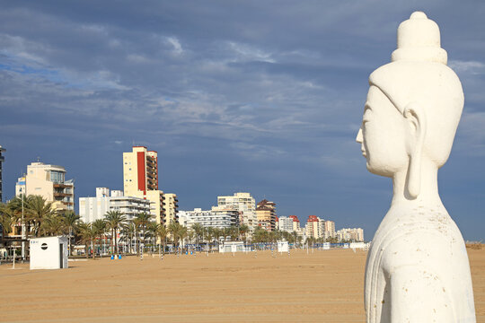 buda blanco estatua en la arena de la playa de gand&iacute;a con chiringuito  4M0A7052-as25