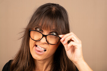 Frau, schielen, Brille