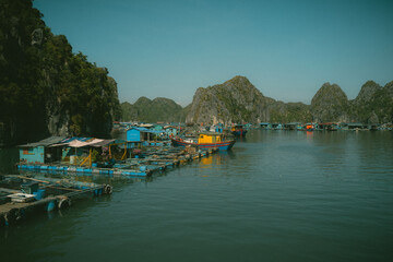Village de p&ecirc;cheurs sur l'eau au Vietnam 