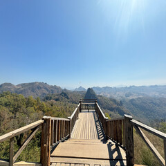 Obraz premium wooden bridge in the mountains
