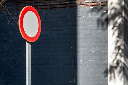 Prohibition traffic signal in cityscape of Barcelona, Espa&ntilde;a.