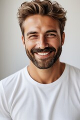 Obraz premium smiling man with beard and mustache wearing white shirt and white t - shirt