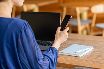 カフェで仕事をするミドルの女性（パーツ）