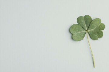 Single green clover leaf on a soft pastel background, symbolizing luck, nature, and freshness in a minimalist style Perfect for eco friendly concepts