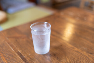 テーブルの上に置いてある冷たい水