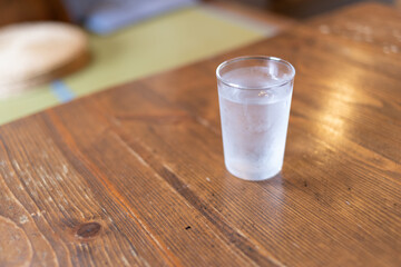 テーブルの上に置いてある冷たい水