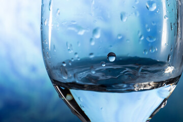 グラスの中で弾む水しぶき