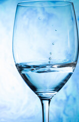 グラスの中で弾む水しぶき