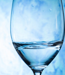 グラスの中で弾む水しぶき