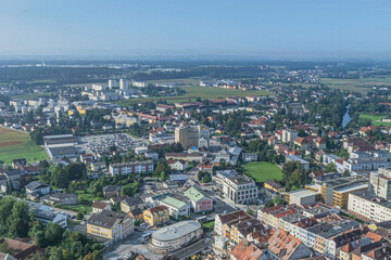 Naklejka premium Sommerlicher Blick auf die Stadt Braunau im Innviertel in Oberösterreich