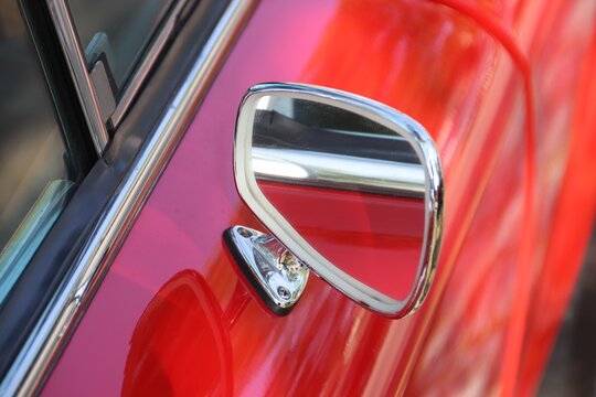 Au&szlig;enspiegel eines roten Oldtimer-Autos