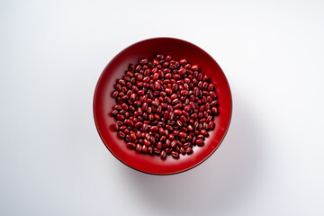 漆塗りのお椀に小豆