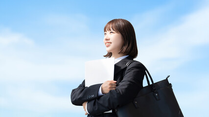 青空と就活生・新入社員の若い女性