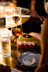 Obraz premium Aesthetic cocktail making at the bar