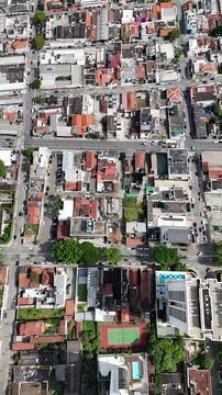 Vis&atilde;o a&eacute;rea vertical de um bairro residencial no Brasil, capturando ruas tranquilas, casas e &aacute;reas verdes. O v&iacute;deo mostra o cotidiano e a organiza&ccedil;&atilde;o urbana de uma comunidade local