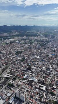 V&iacute;deo vertical em 4K da cidade de Mogi das Cruzes, SP, Brasil, capturado por drone, mostrando a paisagem urbana, ruas e pr&eacute;dios da cidade, com uma vista panor&acirc;mica