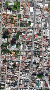 V&iacute;deo vertical das ruas e casas em um bairro residencial de Mogi das Cruzes, SP, Brasil, mostrando a tranquilidade e o ambiente urbano de um bairro residencial