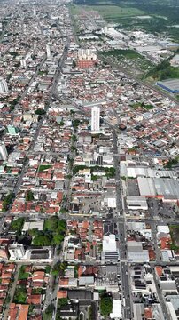Vis&atilde;o a&eacute;rea vertical do centro de Mogi das Cruzes, no Alto Tiet&ecirc;, destacando a arquitetura, infraestrutura e desenvolvimento da cidade paulista em constante crescimento