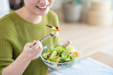 サラダを食べる若い女性