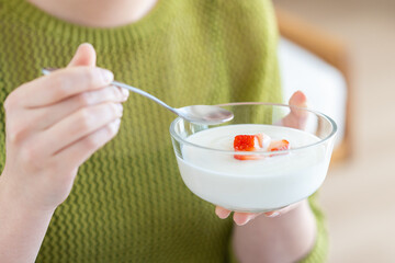 ヨーグルトを食べる若い女性