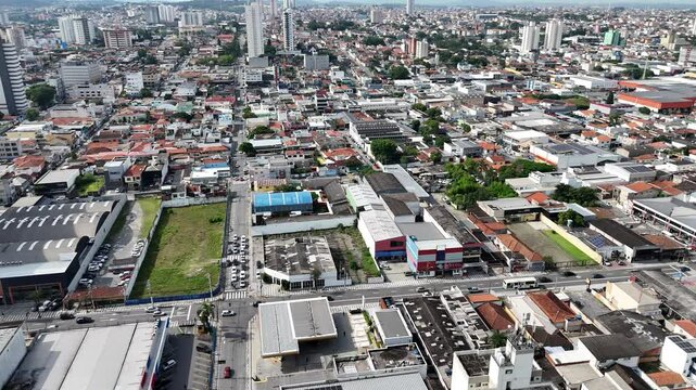 Vis&atilde;o a&eacute;rea da cidade de Mogi das Cruzes, SP, mostrando o centro urbano, ruas e a paisagem t&iacute;pica da cidade do interior paulista