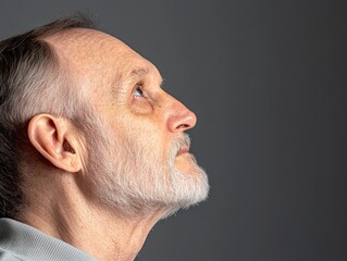 Fototapeta premium Majestic white beard, a portrait of wisdom and time reflected in man's serene gaze