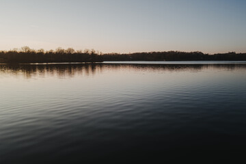 Stimmungsvolle Naturmomente am Breitenauer See bei Sonnenuntergang