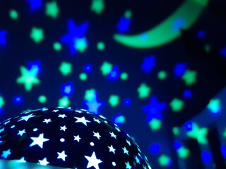 Cielo stellato nella stanza di un bambino - lampada verde e blu © Alfons Photographer