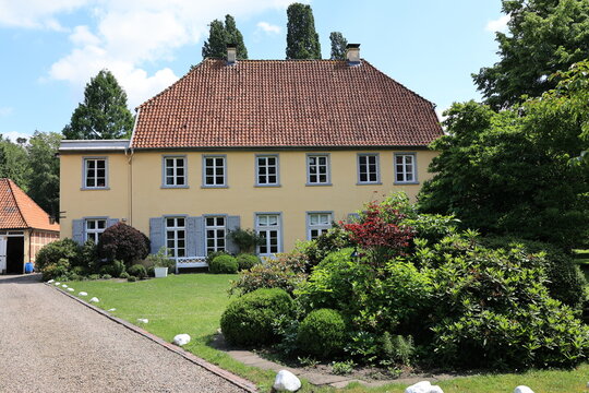 Blick auf das Abtshaus von Kloster Hude im Landkreis Oldenburg in Niedersachsen	
