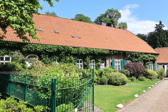 Blick auf das Abtshaus von Kloster Hude im Landkreis Oldenburg in Niedersachsen	