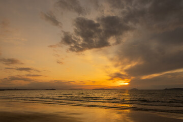 宮地浜海岸に沈む夕日