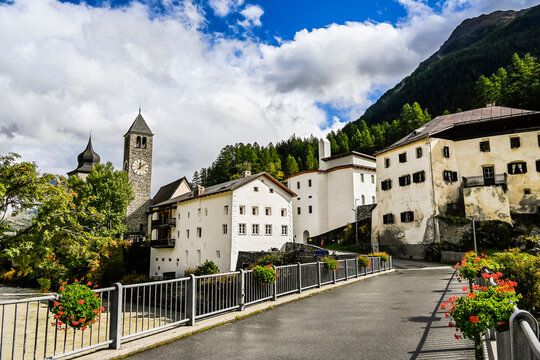 Susch, Dorf, Engadin, Unterengadin, Inn, Fluss, Kirche, Br&uuml;cke, Alpen, Fl&uuml;elapass, Passstrasse, Wanderweg, via Engiadina, Herbst, Inntal, Herbstfarben, Herbstwanderung, Graub&uuml;nden, Schweiz
