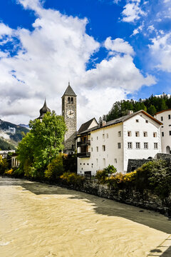 Susch, Dorf, Engadin, Unterengadin, Inn, Fluss, Kirche, Alpen, Fl&uuml;elapass, Passstrasse, Bergstrasse, Wanderweg, via Engiadina, Herbst, Inntal, Herbstfarben, Herbstwanderung, Graub&uuml;nden, Schweiz