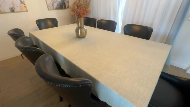 mesa de casa com toalha de linho decora&ccedil;&atilde;o dourada com cadeiras pretas classicas 