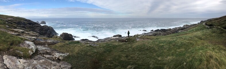 Panoramabild von der rauen Küste Irlands. Grüne Insel