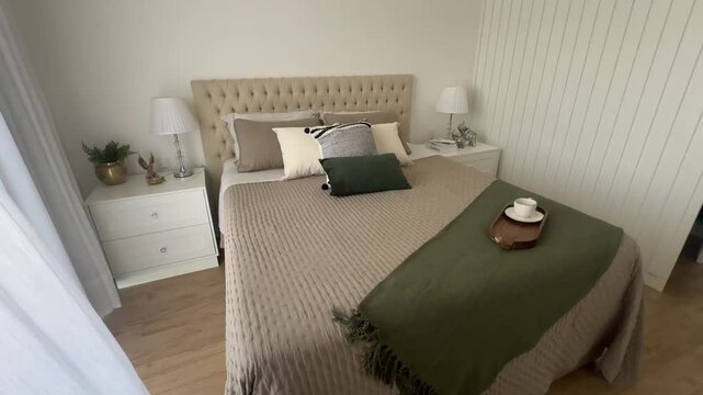 cama arrumada com caf&eacute; da manha 