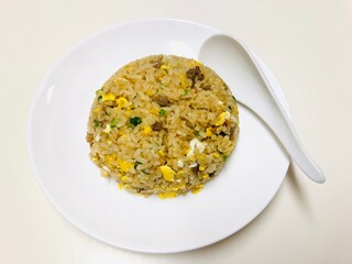 丸く盛り付けたシンプルなチャーハン　中華料理