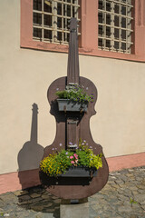Blumenkasten an hölzernem Kontrabass, Schloß Weilburg, Landkreis Limburg-Weilburg, Hessen,...