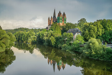 Obraz premium Dom, Fluß Lahn, Limburg an der Lahn, Landkreis Limburg-Weilburg, Hessen, Deutschland
