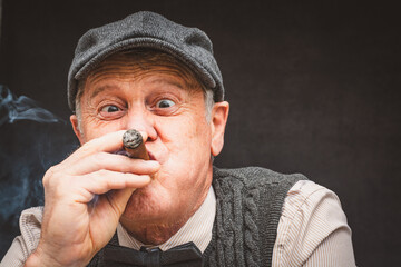 Älterer Mann mit Zigarre