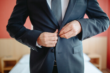 Fastening the Suit &ndash; A Moment of Confidence