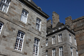 Obraz premium The city walls and houses of Saint-Malo in Brittany, France