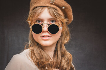 Mädchen mit Brille
