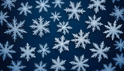 Una disposici&oacute;n caprichosa de cristales de hielo y copos de nieve sobre un fondo azul, que muestra un degradado del cer&uacute;leo claro al azul &iacute;ndigo intenso